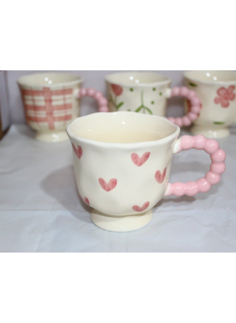 مج سيراميك أنيق بلون كريمي مع نقوش قلوب وردية، سعة 400 مل، تصميم مريح بمقبض عملي للاستخدام اليومي - Image 5